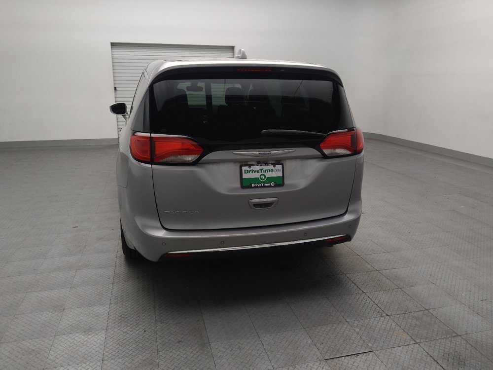 Used 2020 Chrysler Pacifica Touring FWD image 6