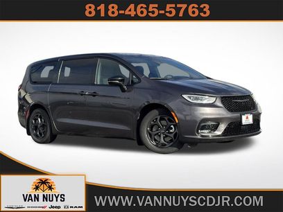 Used 2023 Chrysler Pacifica Limited w/ Uconnect Theater Family Group