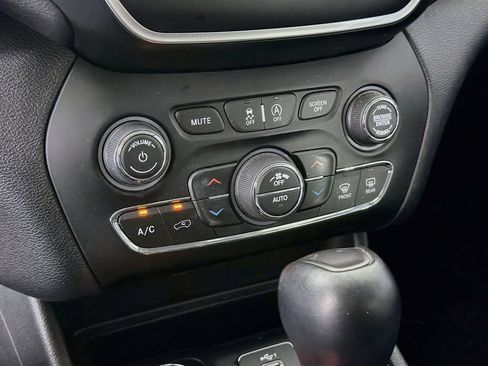 Used 2019 Jeep Cherokee Latitude Plus w/ Comfort/Convenience Group AWD/4WD image 19