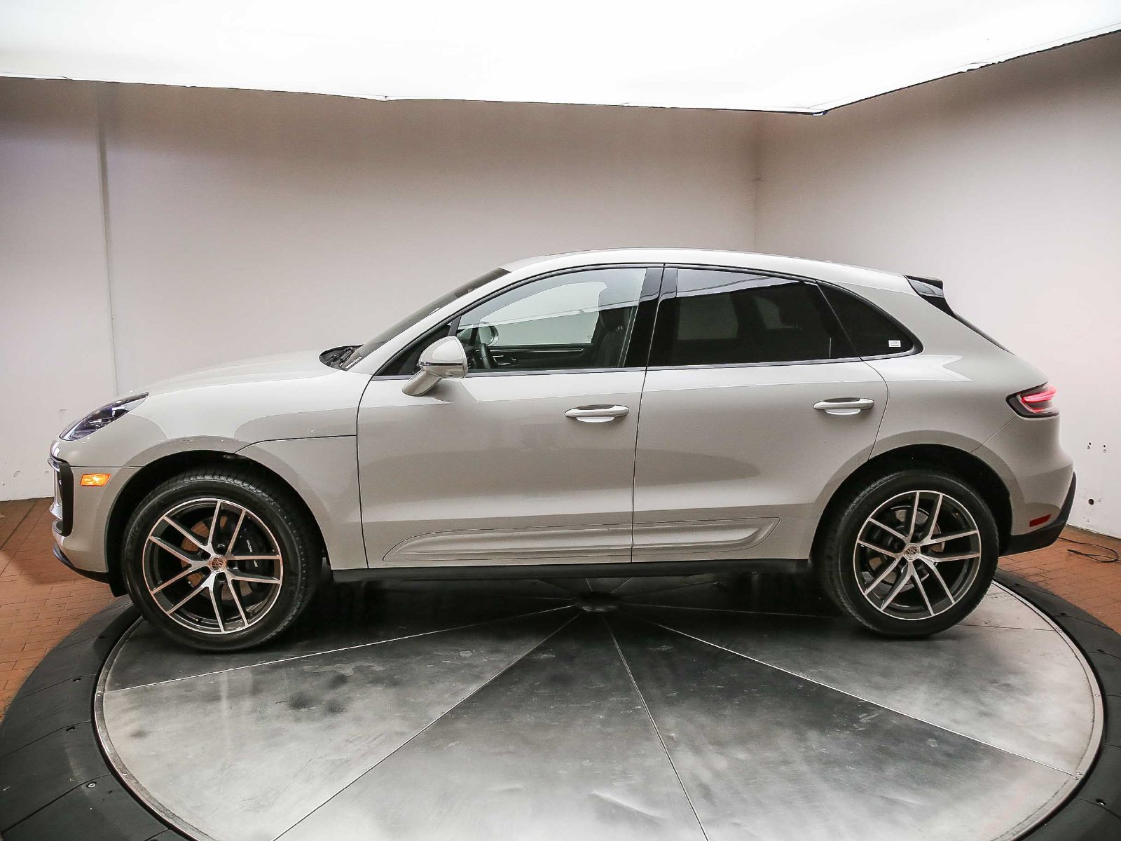 Certified 2026 Porsche Macan AWD/4WD image 2