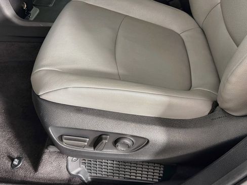 Used 2025 Toyota Sienna XLE FWD image 26
