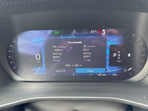 Certified 2025 Volvo XC40 B5 Plus AWD/4WD image 24