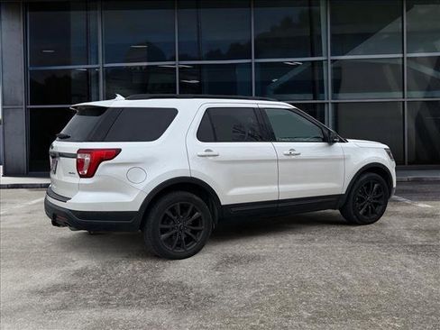 Used 2018 Ford Explorer XLT w/ Equipment Group 202A image 4