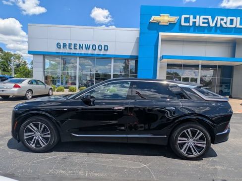 Used 2024 Cadillac Lyriq Luxury AWD/4WD image 2