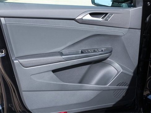 New 2026 Volkswagen Taos SE image 12