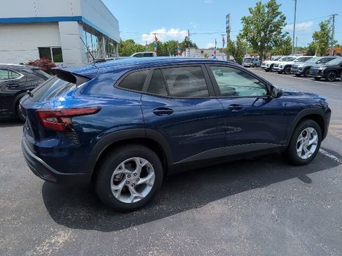 Used 2024 Chevrolet Trax LS w/ LS Convenience Package FWD image 3