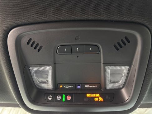 Used 2023 Chevrolet Traverse LT image 30