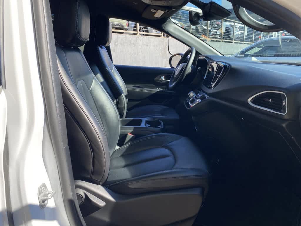 Used 2025 Chrysler Pacifica Select FWD image 17
