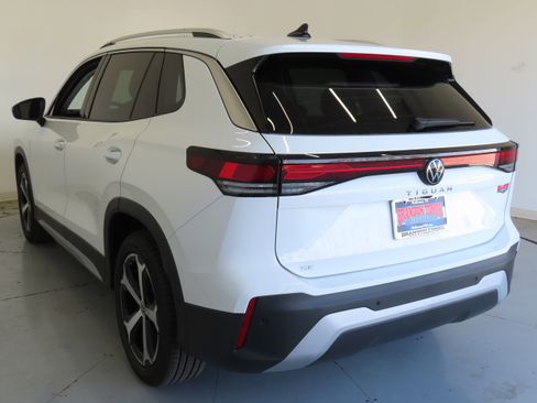 New 2026 Volkswagen Tiguan SE image 7