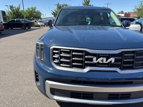 Used 2023 Kia Telluride S w/ S Sunroof Package FWD image 4