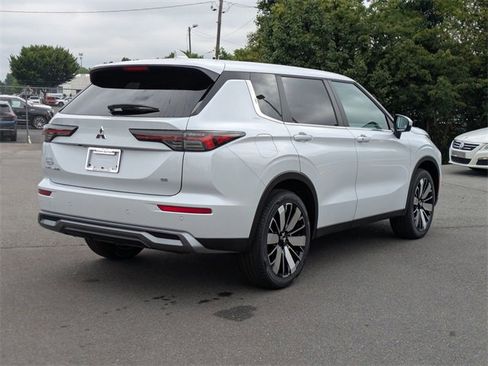 New 2025 Mitsubishi Outlander SE image 3
