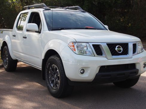 Used 2020 Nissan Frontier PRO-4X image 1