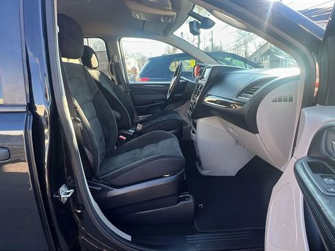 Used 2019 Dodge Grand Caravan SE w/ UConnect Hands-Free Group image 32