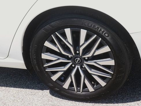 Used 2025 Nissan Altima 2.5 SV FWD image 9