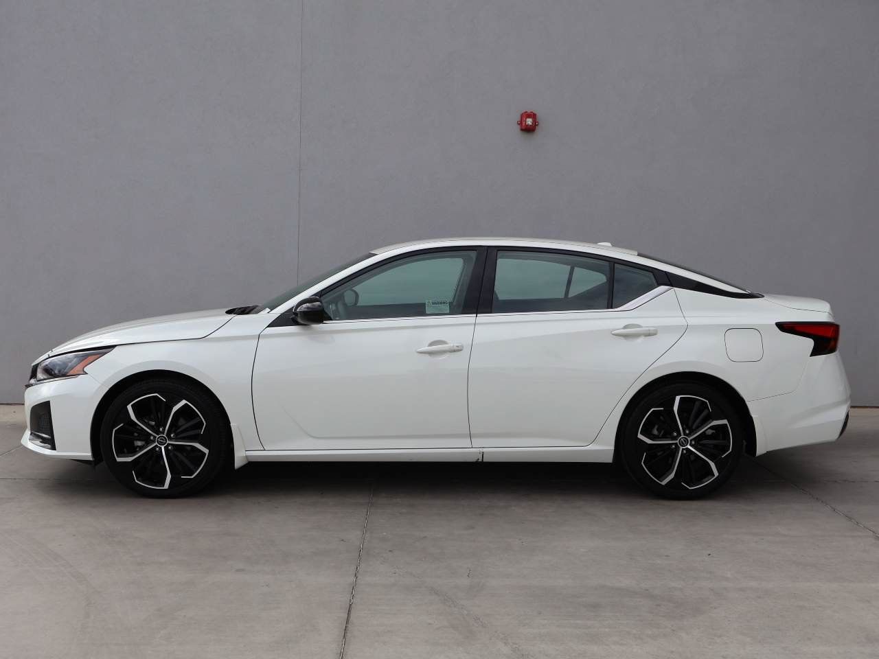Used 2025 Nissan Altima 2.5 SR FWD image 2