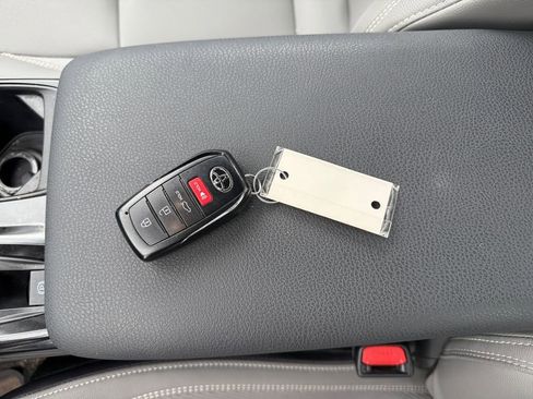 Used 2025 Toyota Camry SE FWD image 31