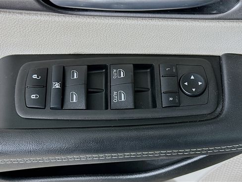 Used 2024 Chrysler Pacifica Touring-L FWD image 15