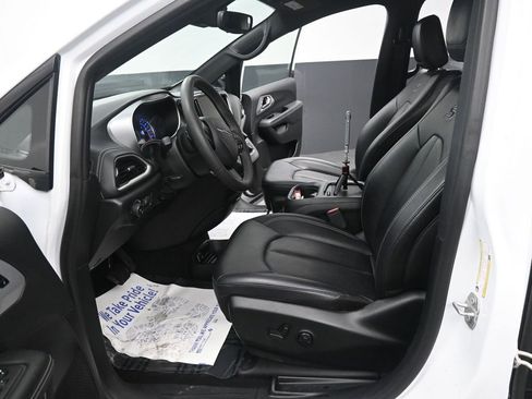 Used 2024 Chrysler Pacifica Select image 30