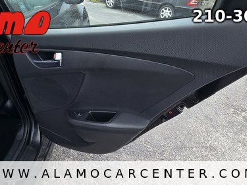 Used 2012 Hyundai Veloster w/ Style Pkg image 20