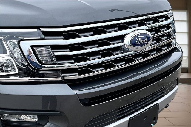 Used 2019 Ford Expedition XLT w/ Equipment Group 202A AWD/4WD image 28