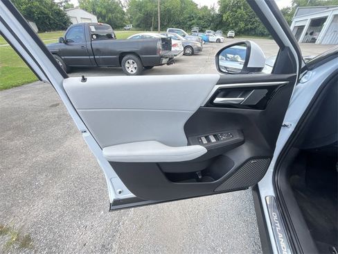 New 2025 Mitsubishi Outlander SE image 13