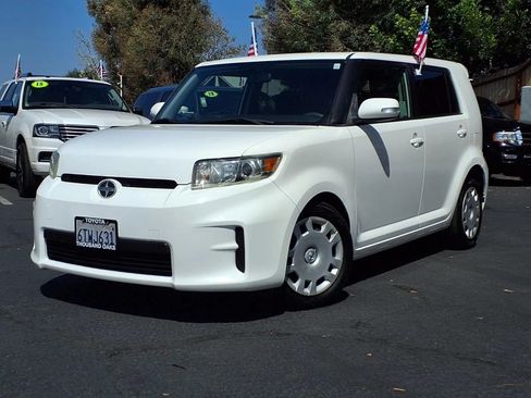 Used 2012 Scion xB FWD image 1