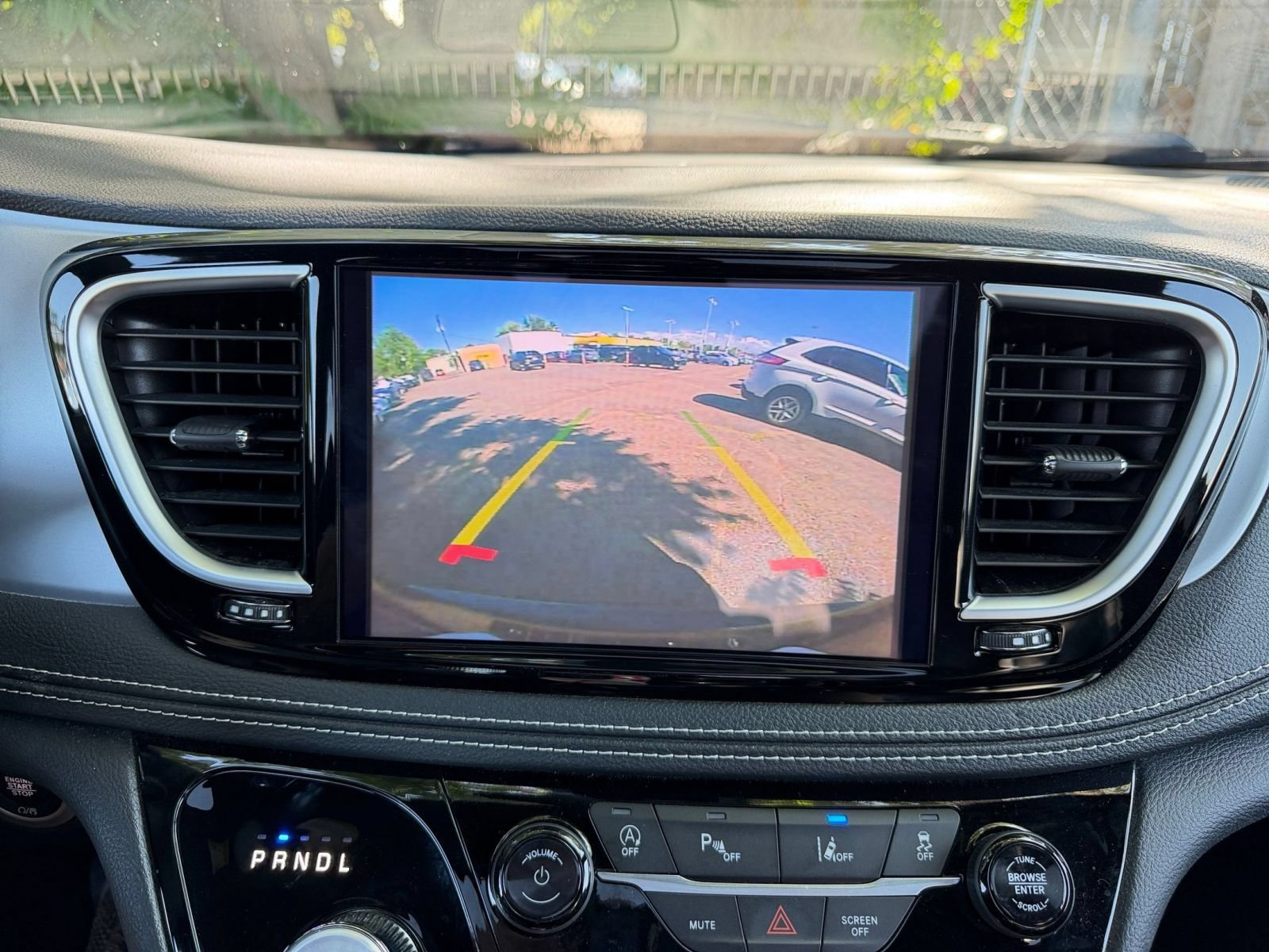 Used 2025 Chrysler Pacifica Limited FWD image 25