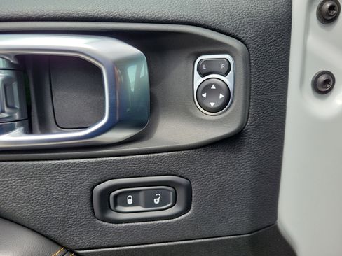 Used 2025 Jeep Wrangler Unlimited Sahara AWD/4WD image 27