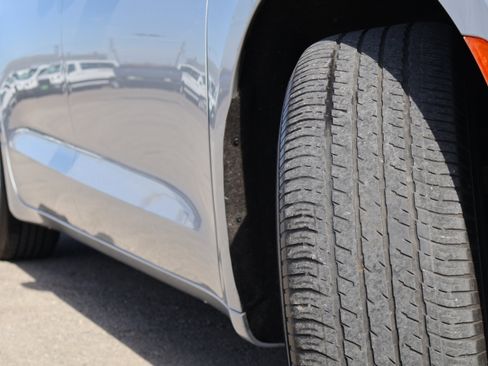 Used 2024 Chrysler Voyager LX image 12