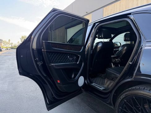 Used 2017 Bentley Bentayga AWD/4WD image 12