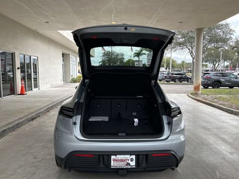 Used 2025 Porsche Macan Electric RWD image 34