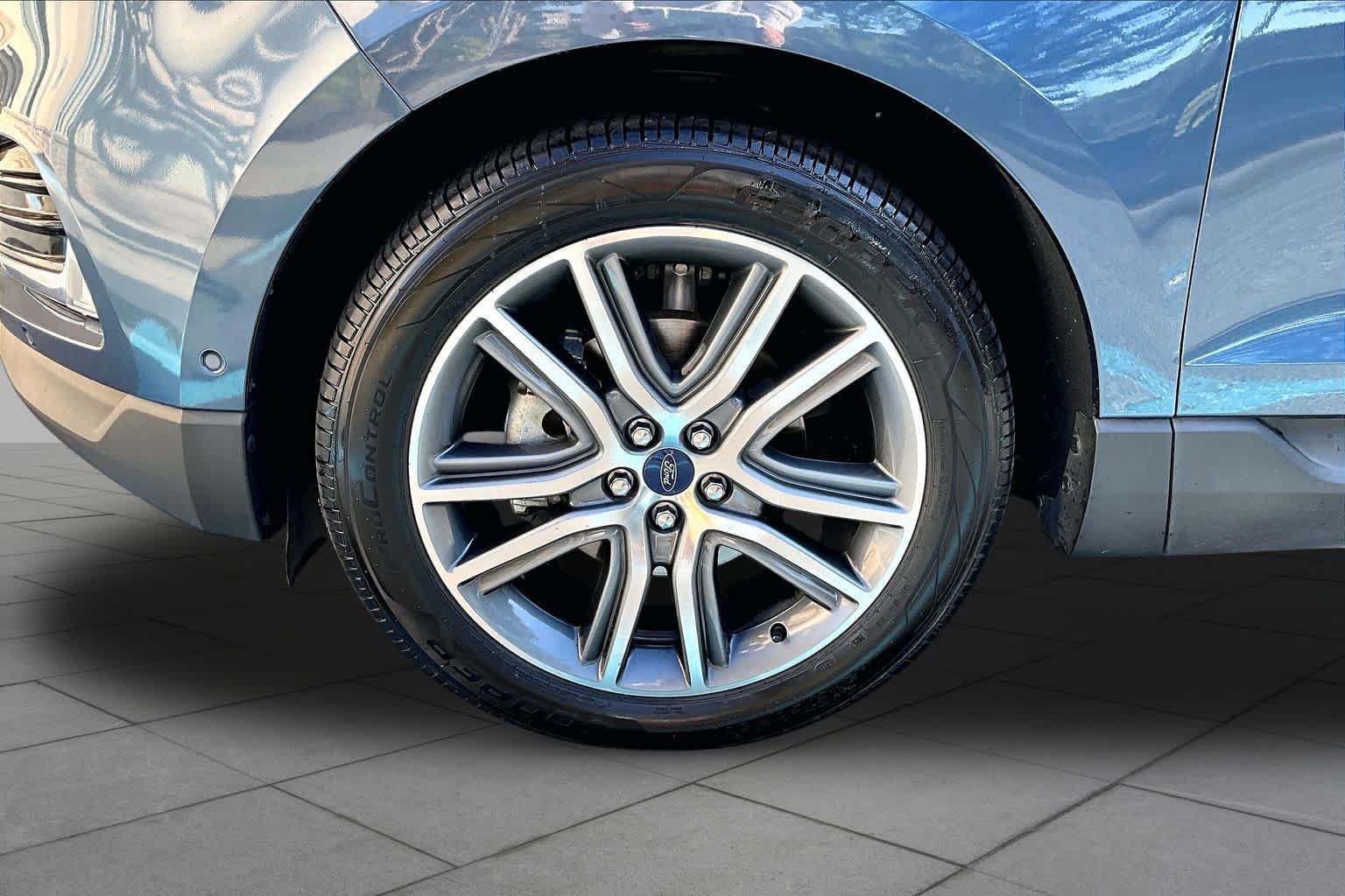 Used 2019 Ford Edge Titanium w/ Equipment Group 301A FWD image 11