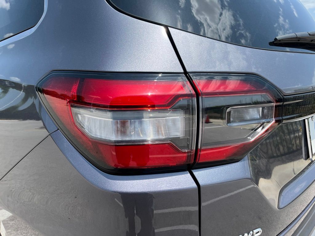 Used 2025 Honda Pilot Touring image 7