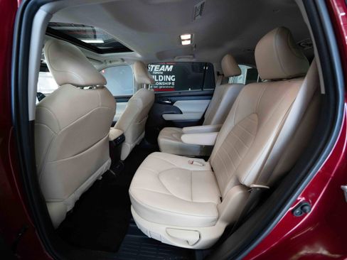 Used 2021 Toyota Highlander XLE AWD/4WD image 23