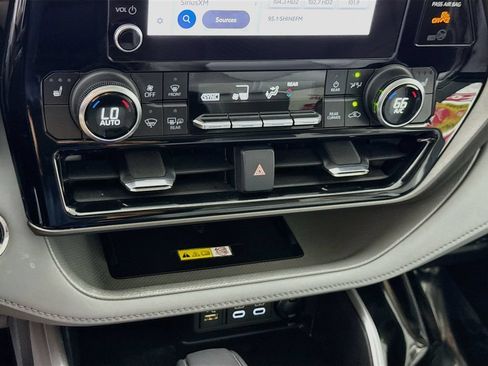 Used 2023 Toyota Highlander XLE AWD/4WD image 7