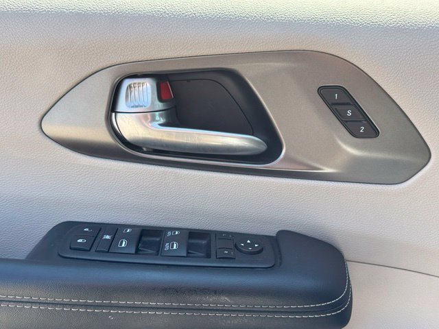 Used 2024 Chrysler Pacifica Touring-L FWD image 9