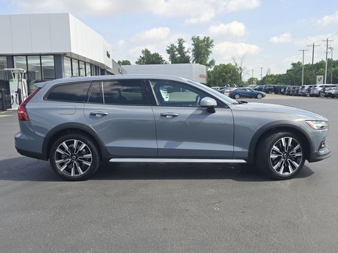 Used 2023 Volvo V60 B5 Cross Country Ultimate AWD/4WD image 8
