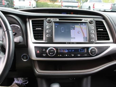 Used 2018 Toyota Highlander XLE AWD/4WD image 2