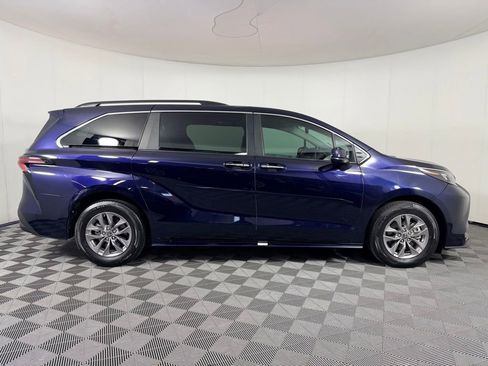 Used 2025 Toyota Sienna XLE w/ XLE Plus Package FWD image 4