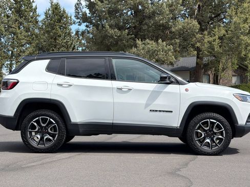 Used 2025 Jeep Compass Trailhawk AWD/4WD image 3
