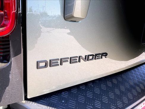 Used 2025 Land Rover Defender 110 X-Dynamic SE image 10