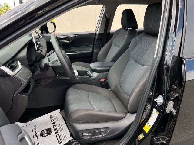 Used 2025 Toyota RAV4 XLE FWD image 31