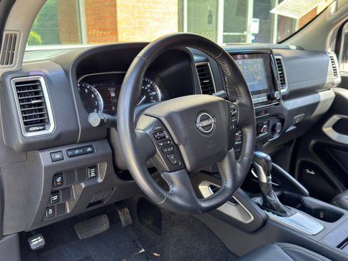 Used 2022 Nissan Frontier SV w/ SV Premium Package RWD image 12