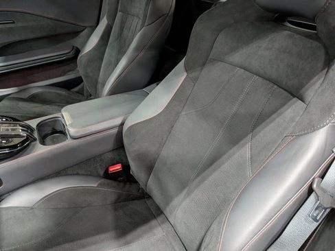 Used 2025 Aston Martin V8 Vantage Coupe RWD image 14