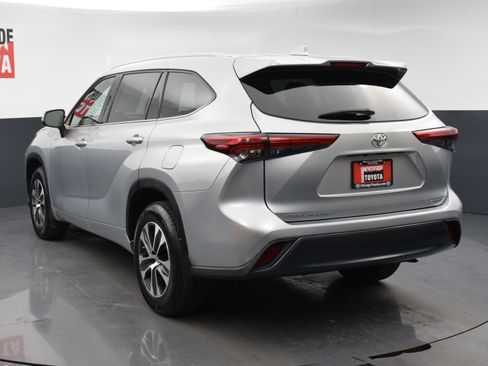 Used 2022 Toyota Highlander XLE image 3