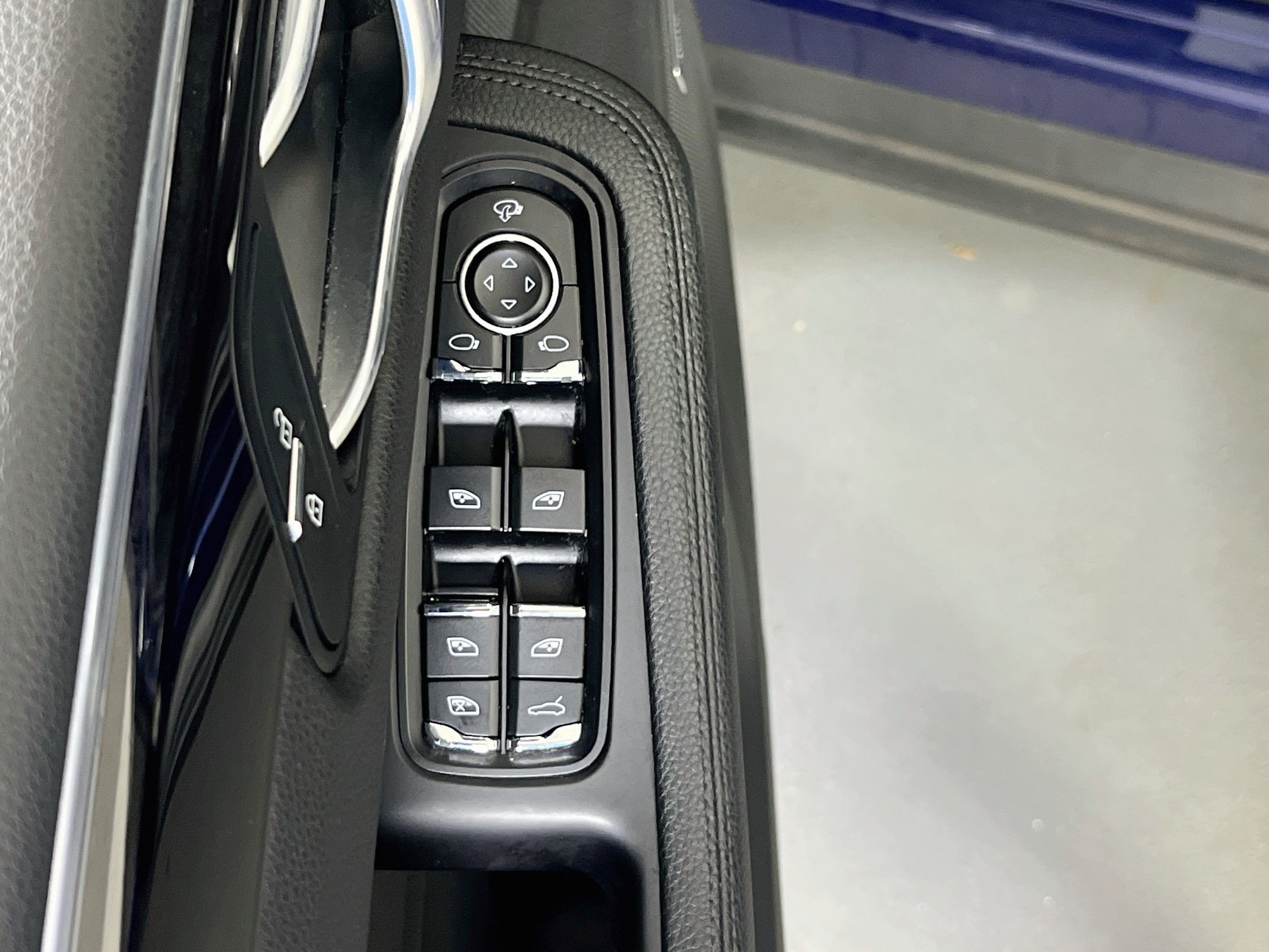 Used 2023 Porsche Macan S AWD/4WD image 18