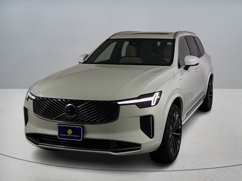 Used 2026 Volvo XC90 T8 Plus w/ Protection Package Premier AWD/4WD image 2