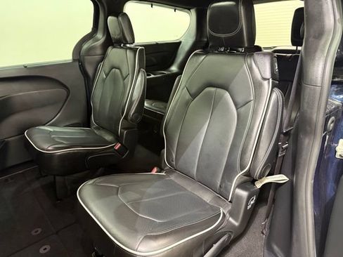 Used 2025 Chrysler Pacifica Limited FWD image 29