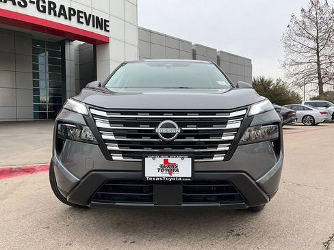 Used 2025 Nissan Rogue SV image 3