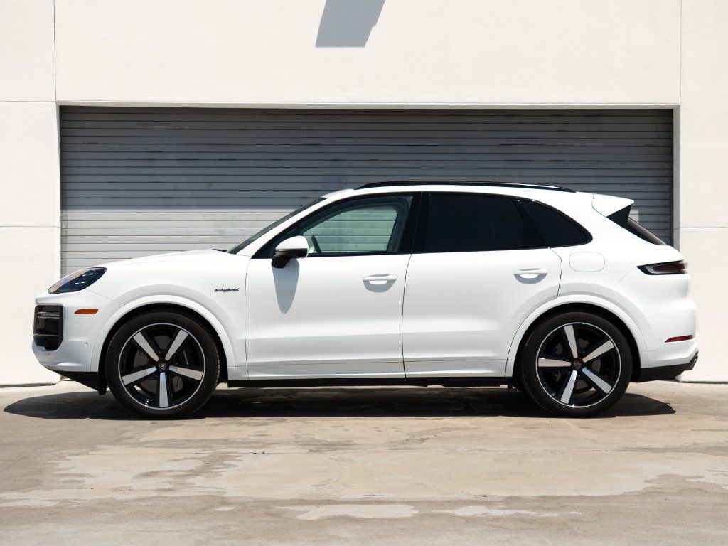 Used 2025 Porsche Cayenne Turbo AWD/4WD image 2